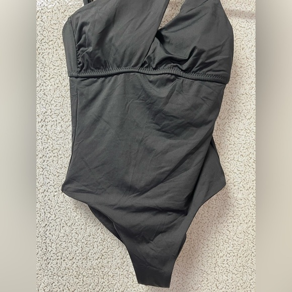 Becca by Rebecca Virtue Women's Sadie One Shoulder One Piece Swimsuit | size XS - Picture 3 of 9